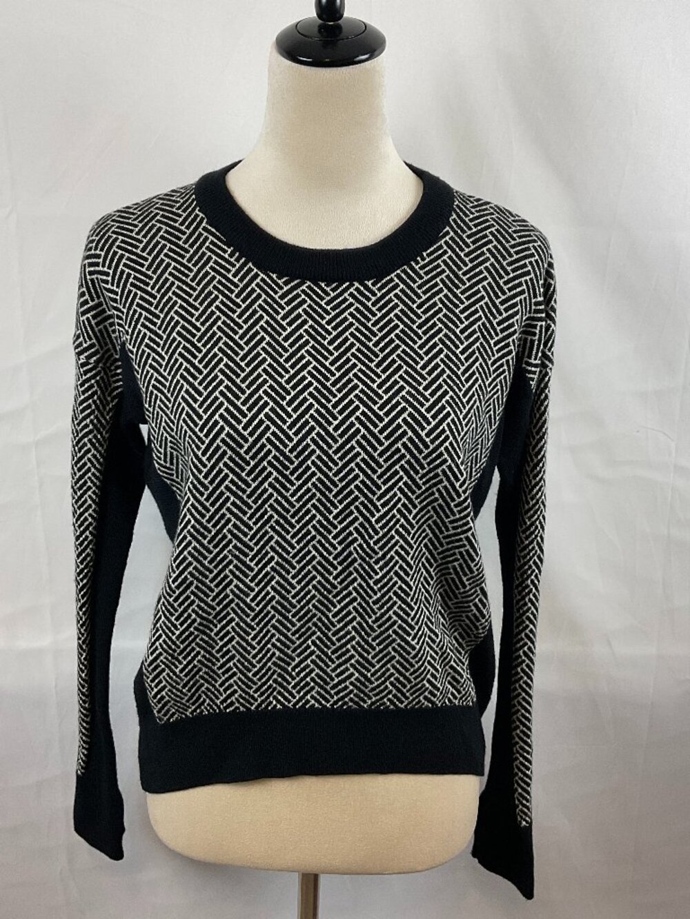 Lululemon Sweater Black White Chevron Long Sleeve Thumbholes